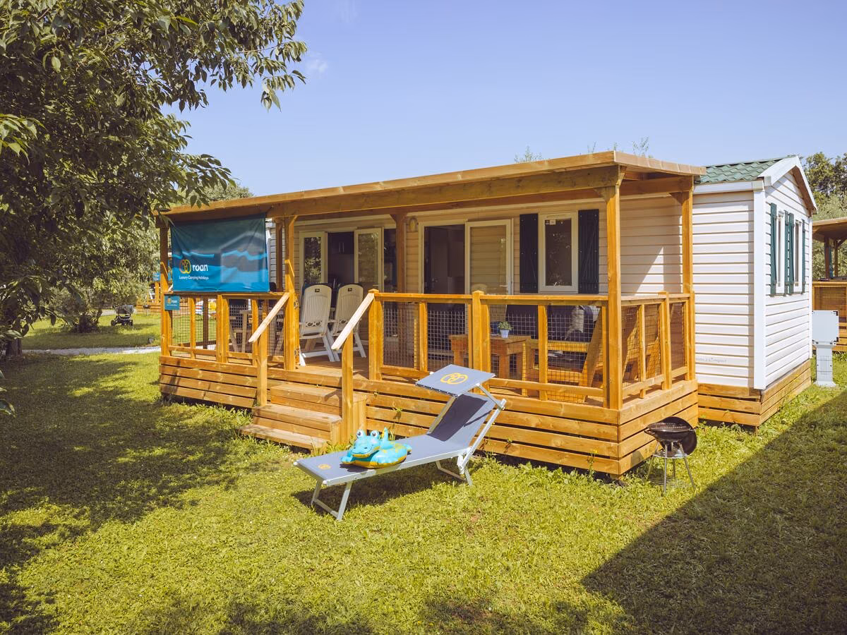 Comfort Plus Lounge met terras op Camping Bijela Uvala