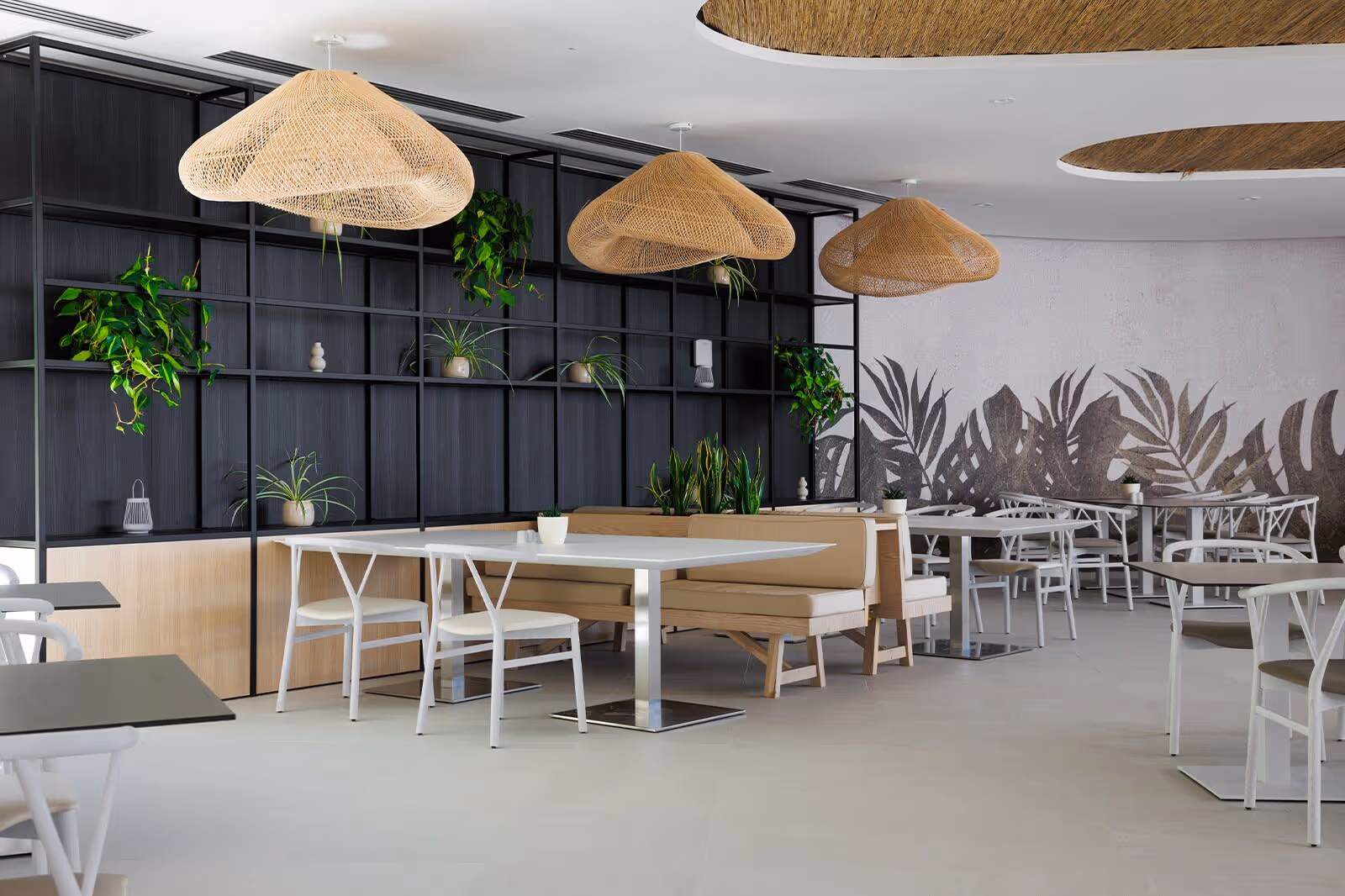 Modern interieur van restaurant Vista Mare met hanglampen en groene planten, Camping Bijela Uvala