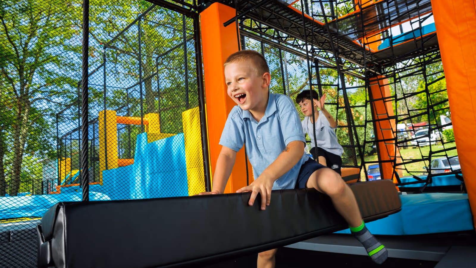 Lachend kind speelt op zachte toestellen in een indoor speelzone op Camping Bijela Uvala