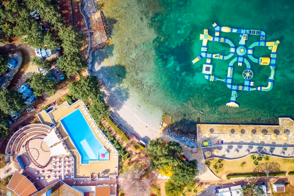 Overzicht van het terrein van Camping Bijela Uvala aan de Adriatische kust