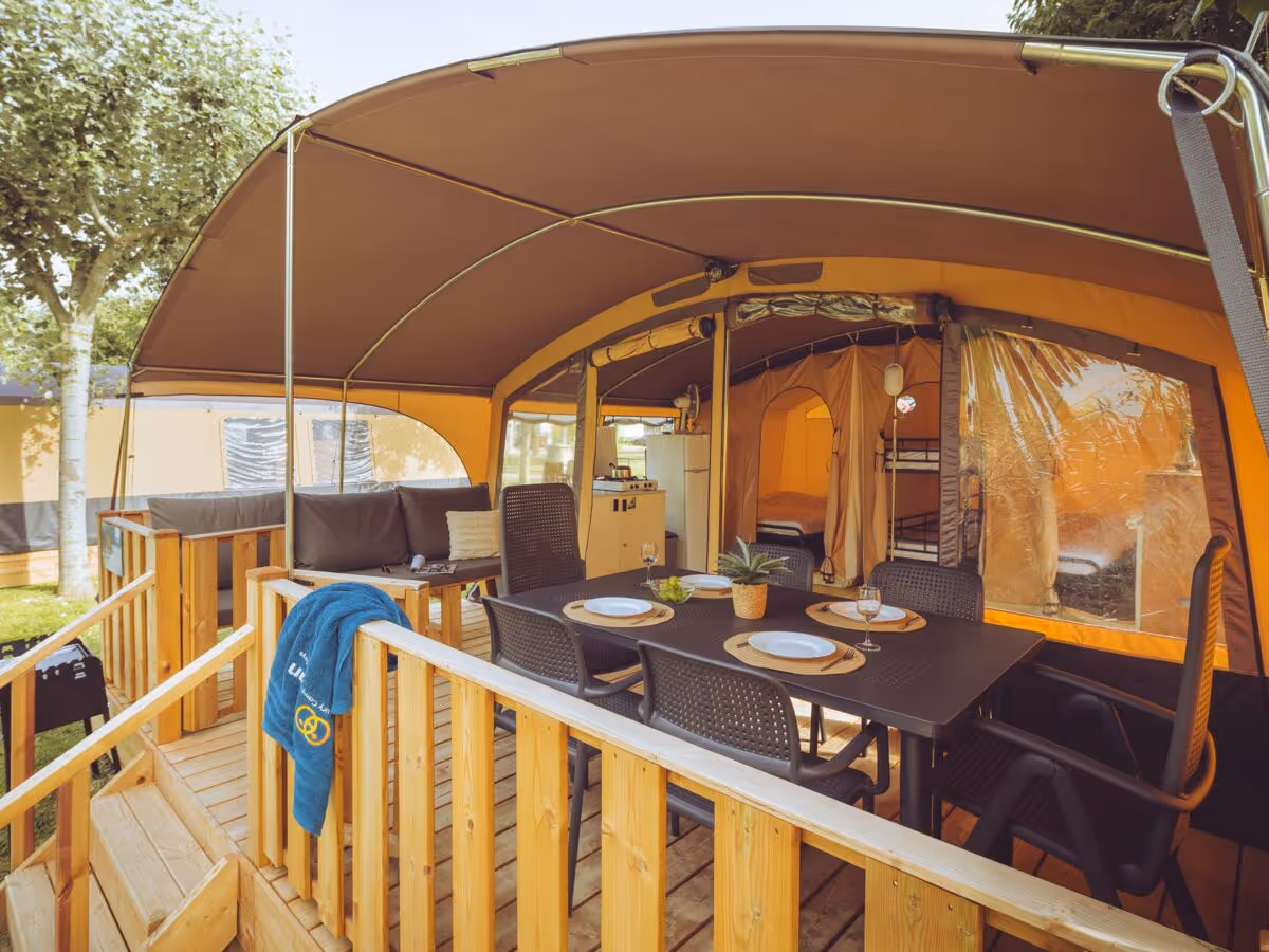 Lodgetent Holiday van Roan met overdekt terras op Camping Bijela Uvala