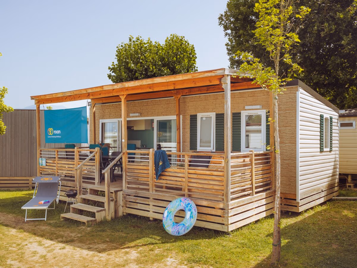 Stacaravan met overdekte veranda op Camping Bijela Uvala