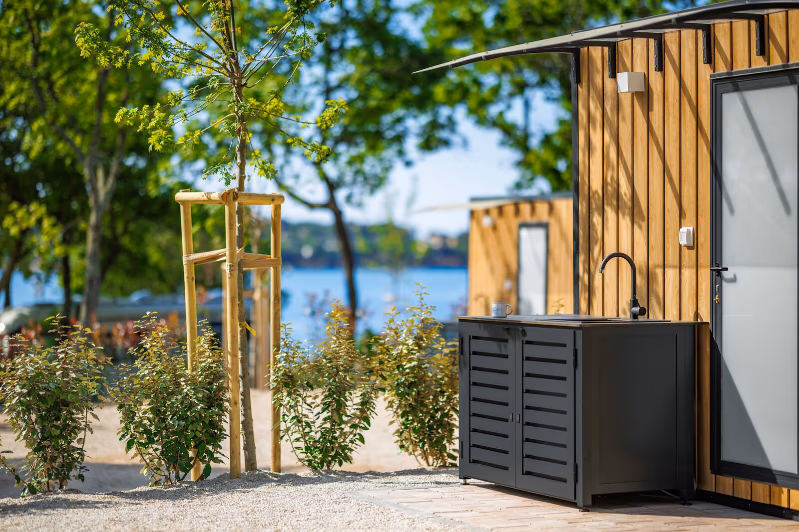 Privebadkamer naast een Superior Mare-kampeerplaats van Camping Bijela Uvala