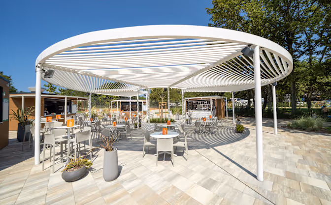 Terras van een restaurant op Camping Bijela Uvala
