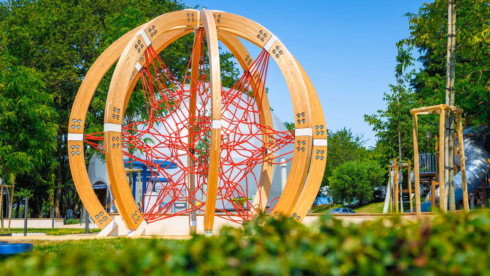 Groot rond klimtoestel met rode touwen op de kinderspeelplaats van Camping Bijela Uvala