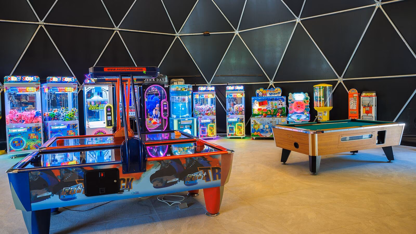 Speelhal met arcadekasten, airhockey en een biljarttafel op Camping Bijela Uvala