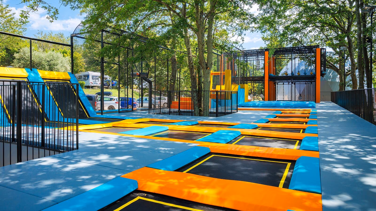 Rijen trampolines in een omheinde speelzone op Camping Bijela Uvala