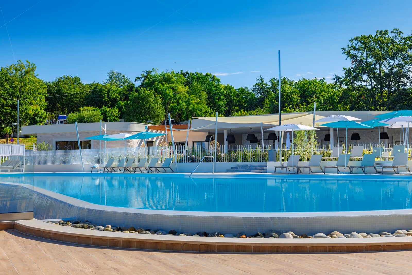 Zwembad bij restaurant Vista Mare met parasols en groene bomen, Camping Bijela Uvala
