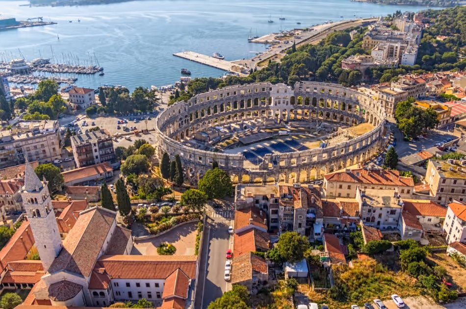 Luchtfoto van de Arena van Pula, het Romeinse amfitheater midden in de stad aan zee