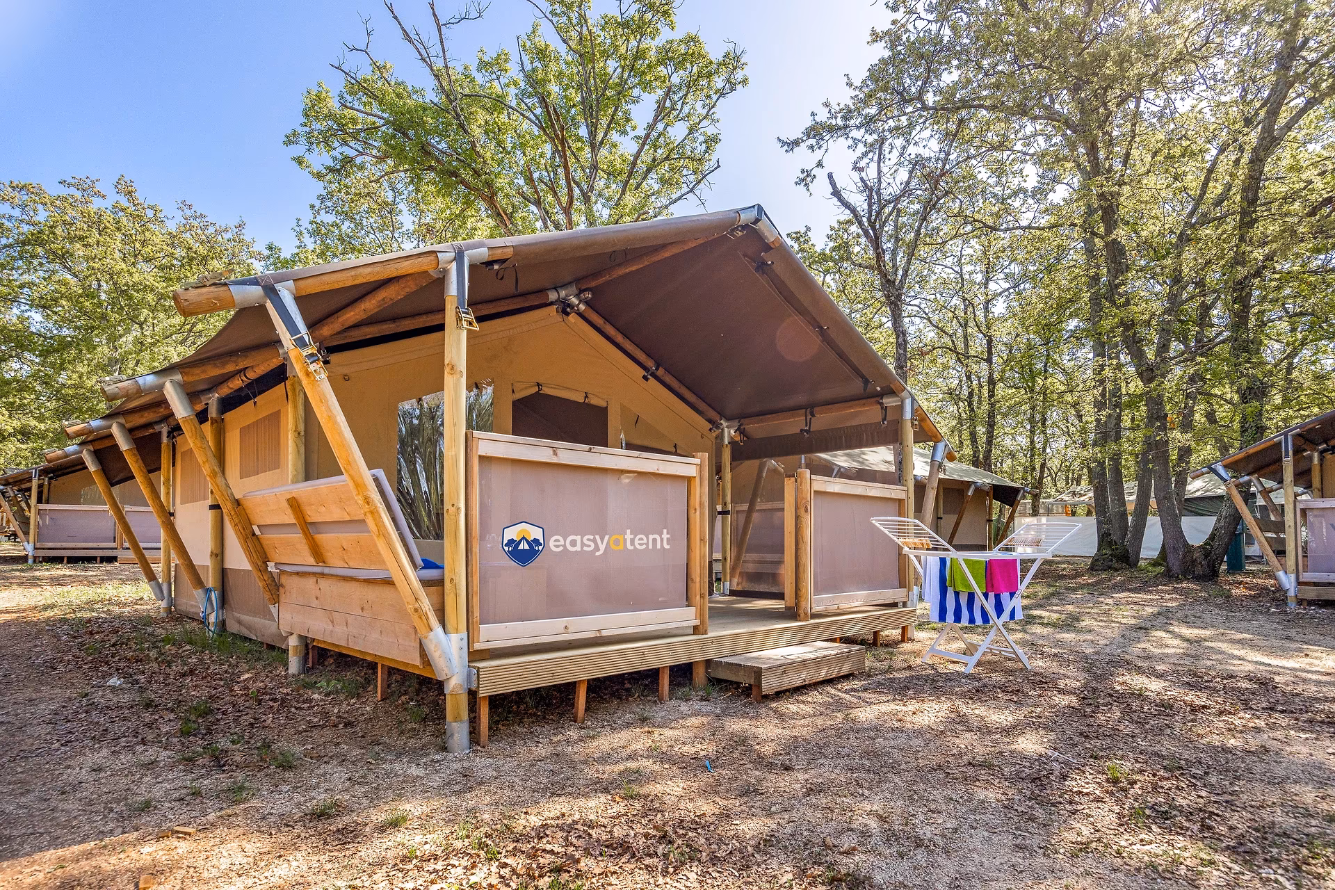Safaritent met overdekte veranda zoals die op Camping Bijela Uvala staat